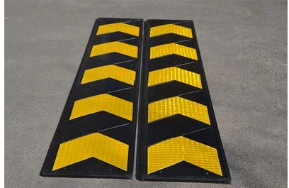 车库出入口橡胶导向标贴脚线标志牌指示牌交通设施反光标志